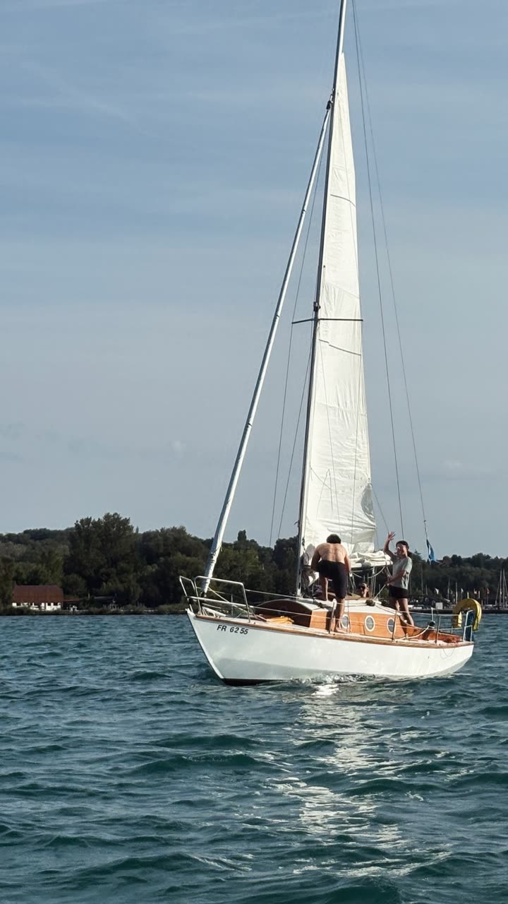 Voilier classique sur le lac